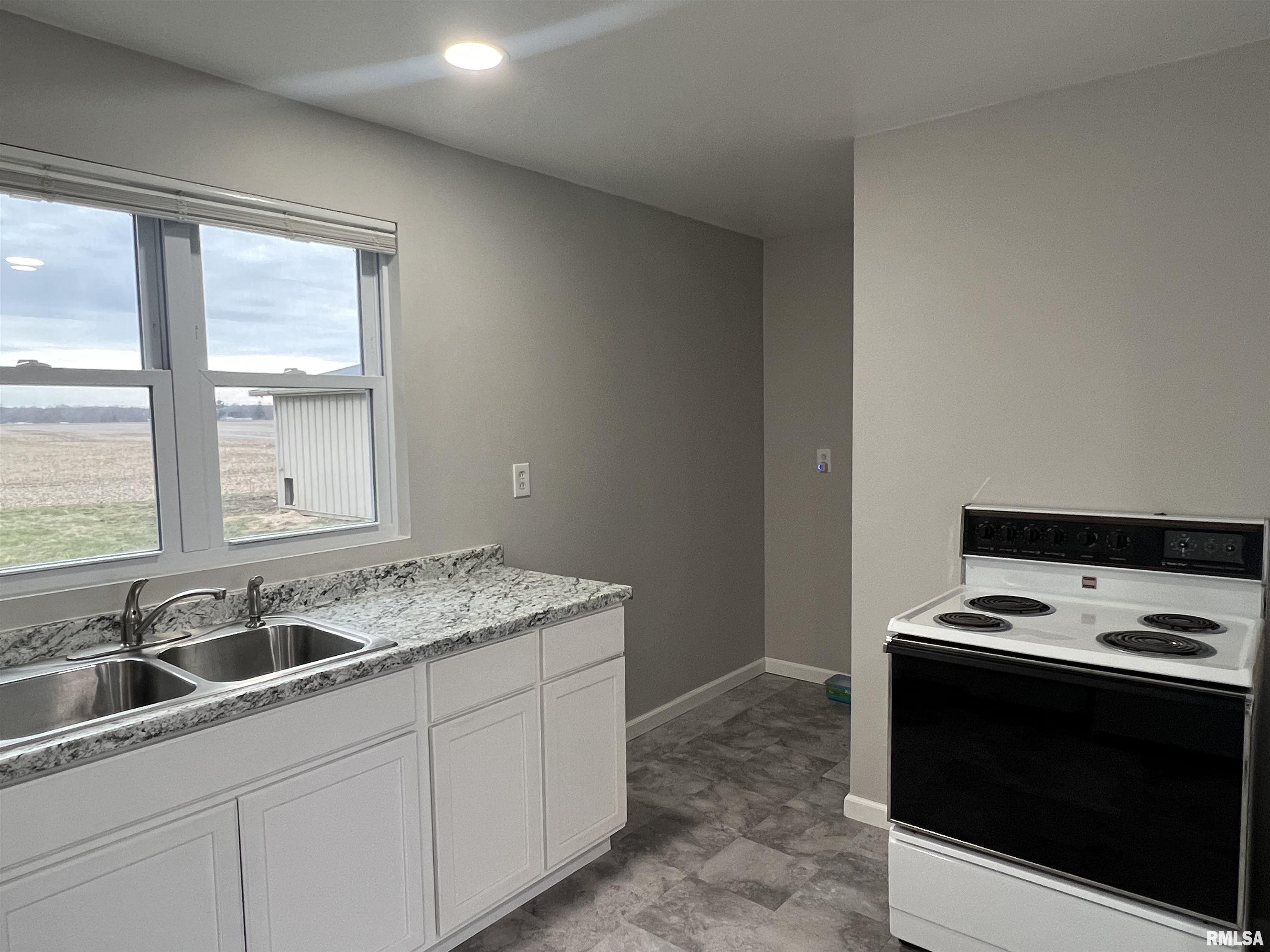 2247 Hembrough Road Jacksonville, IL 62650 - Photo 12 of 25