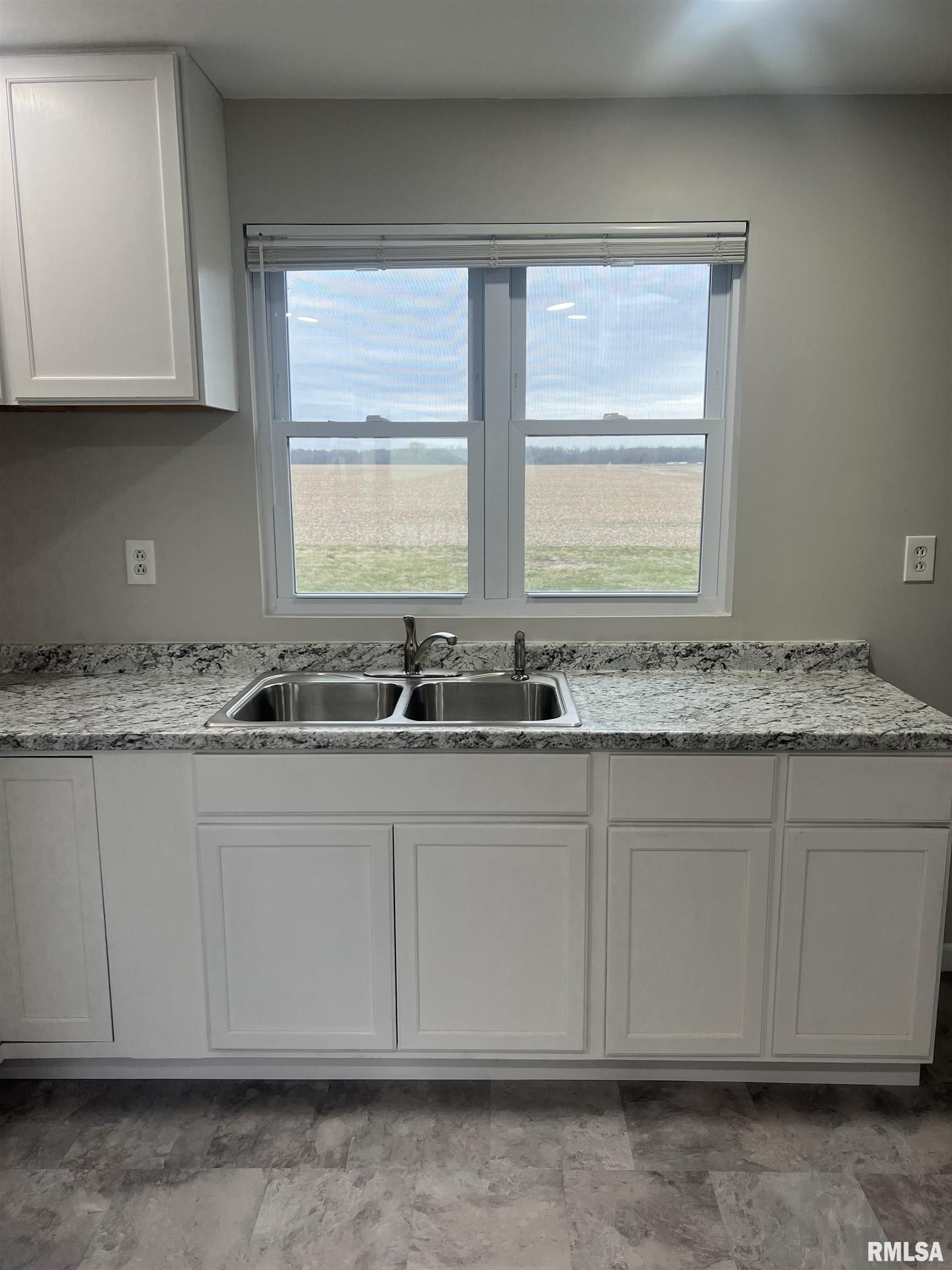 2247 Hembrough Road Jacksonville, IL 62650 - Photo 13 of 25