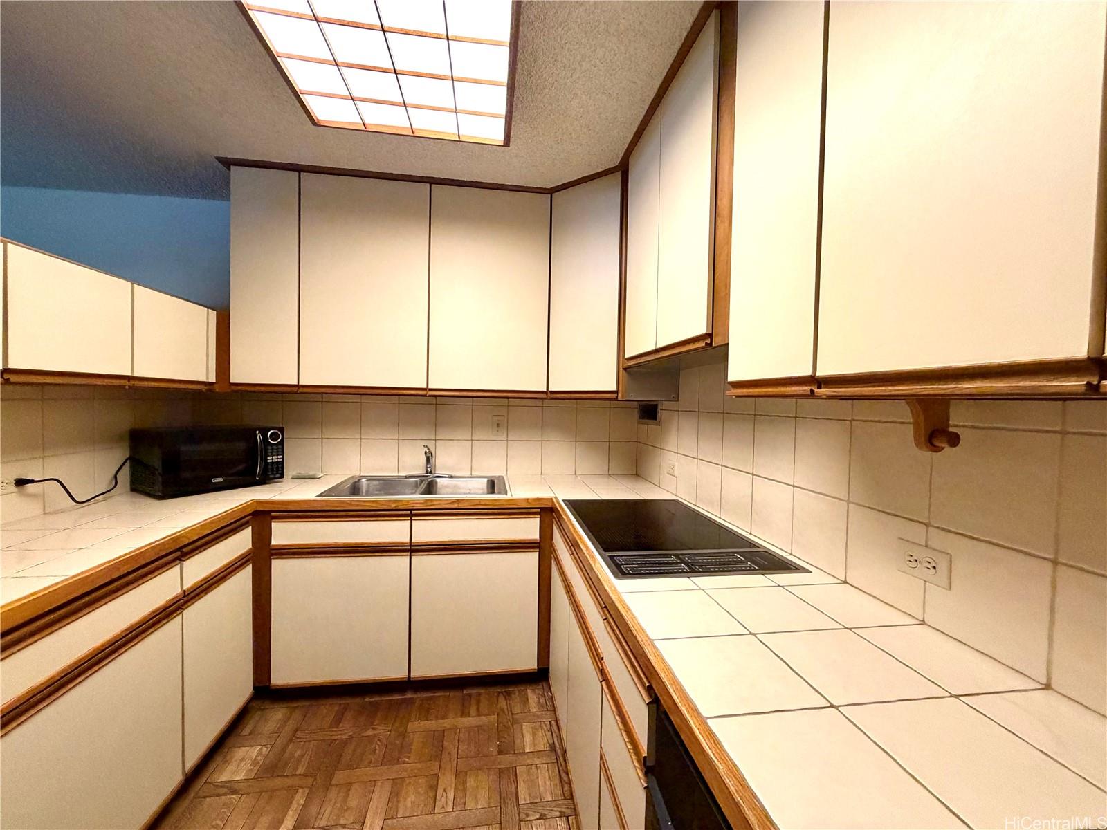 425 Ena Road, Unit 206C Honolulu, HI 96815 - Photo 4 of 17