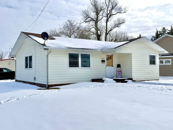 a view of a house with yard and garage
