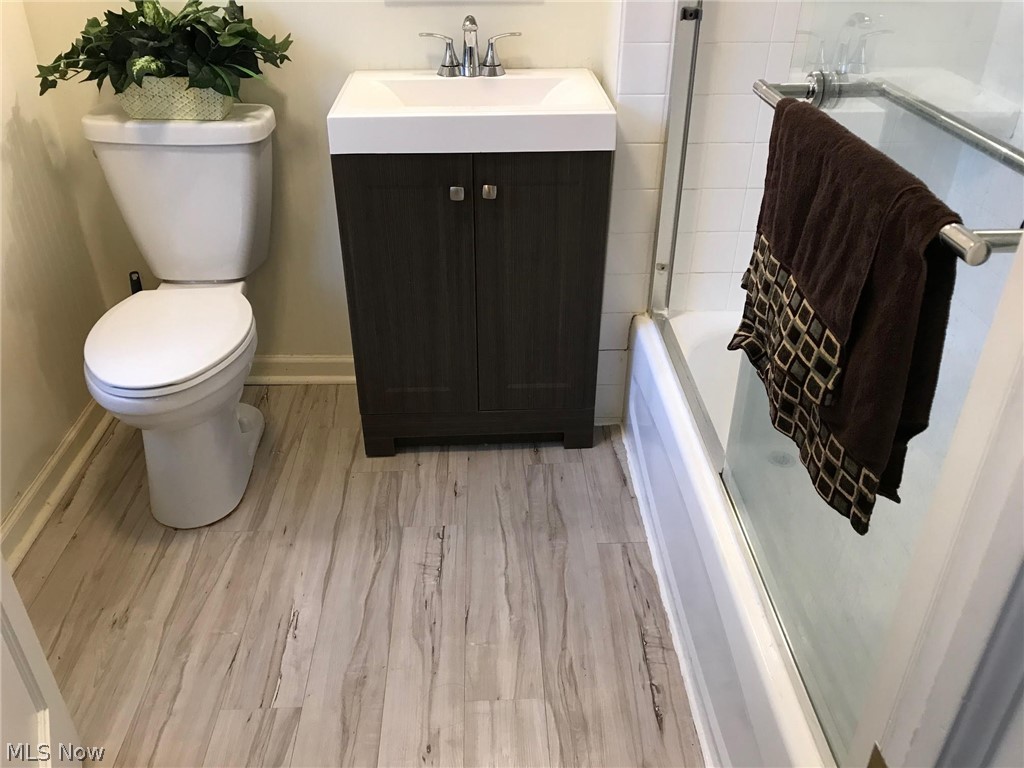 2505 Laurelhurst Road Cleveland, OH 44118 - Photo 18 of 25 Beautifully renovated 2nd floor bathroom