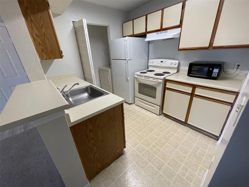 1063 South Hiawassee Road, Unit 1624 Orlando, FL 32835 - Photo 7 of 20 a kitchen with stainless steel appliances a refrigerator stove and sink