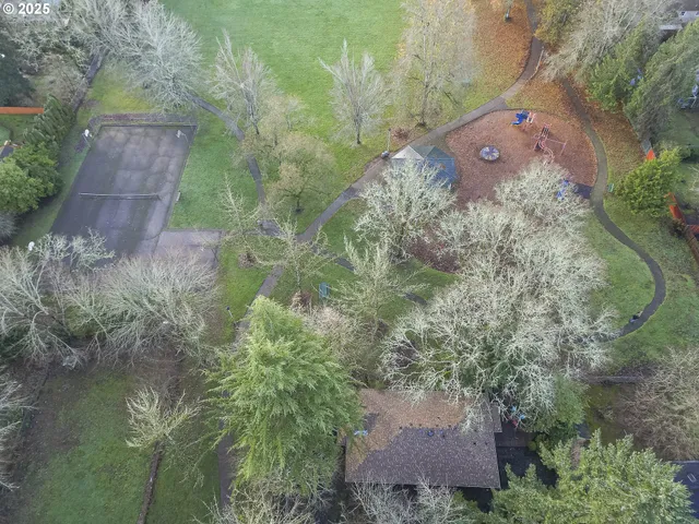 a sign that is sitting on a brick wall