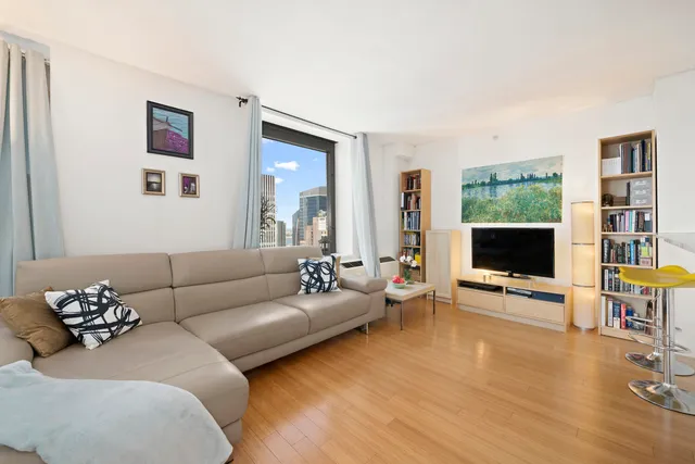 $775,000 | 100 West 39th Street, Unit 43J | Fashion District