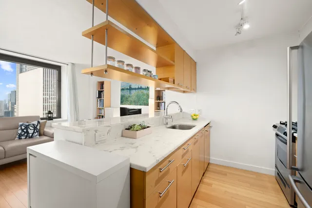 $775,000 | 100 West 39th Street, Unit 43J | Fashion District