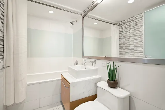 $775,000 | 100 West 39th Street, Unit 43J | Fashion District