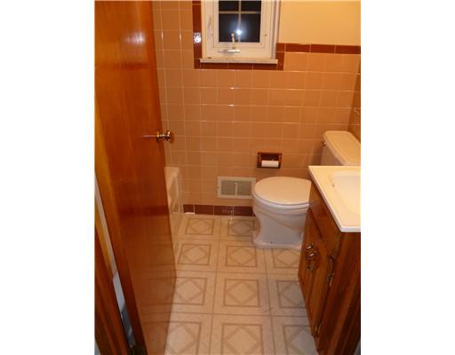 2074 Borland Road Pittsburgh, PA 15243 - Photo 8 of 11 Full Bath. A full bath on the second floor.
