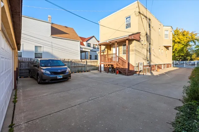 $2,400 | 2028 North Hamlin Avenue, Chicago, IL 60647