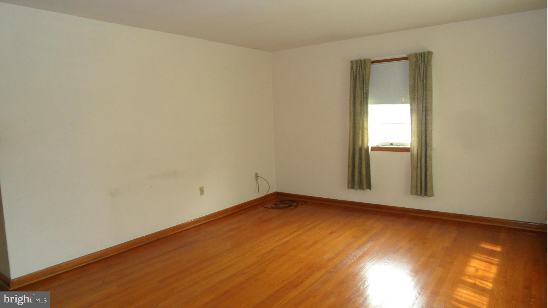 12436 Fingerboard Road Monrovia, MD 21770 - Photo 8 of 16 Living Room