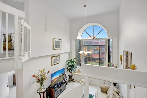 a view of livingroom with furniture