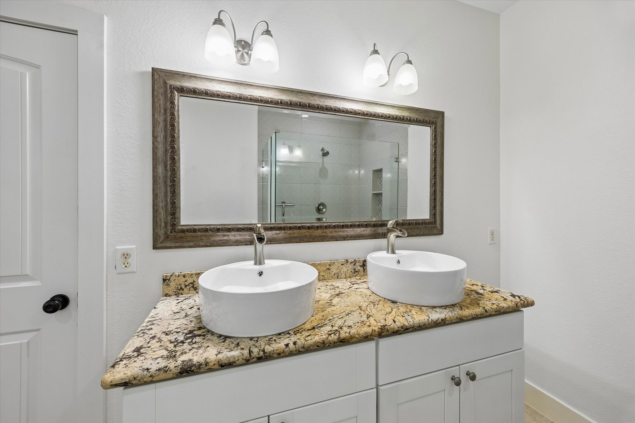 5105 Chapman Street Houston, TX 77009 - Photo 20 of 49 Primary Bathroom - Double sinks