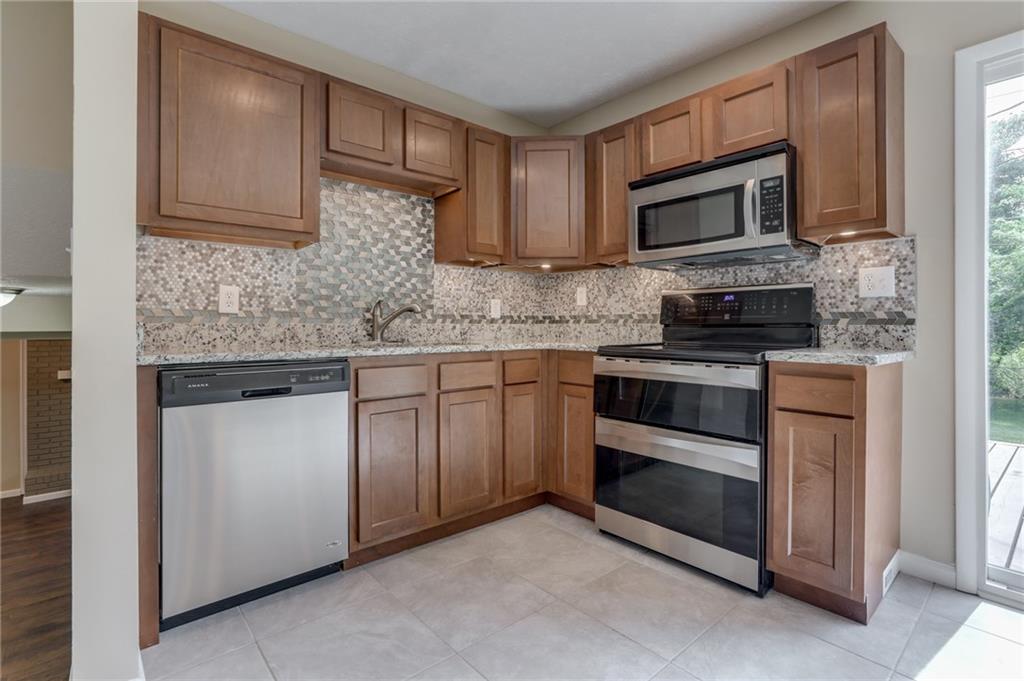 969 Stonegate Road Greenwood, IN 46142 - Photo 9 of 31 Gallery Image 9