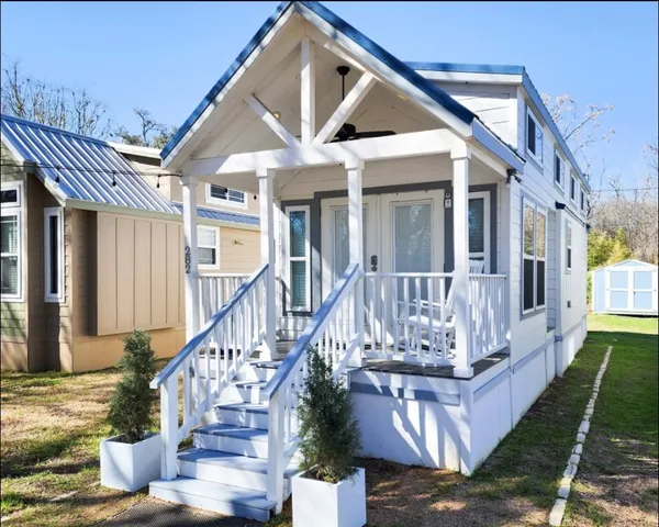 $1,350 | 282 Park Avenue, Staples, TX 78655