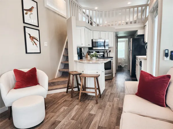 $1,350 | 282 Park Avenue, Staples, TX 78655