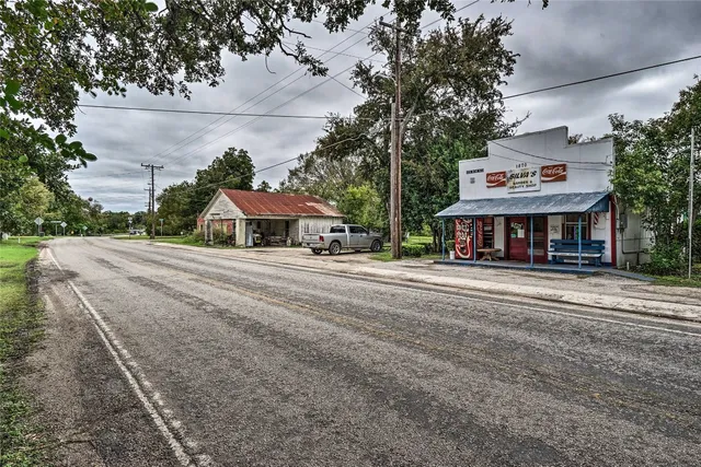 $1,350 | 282 Park Avenue, Staples, TX 78655
