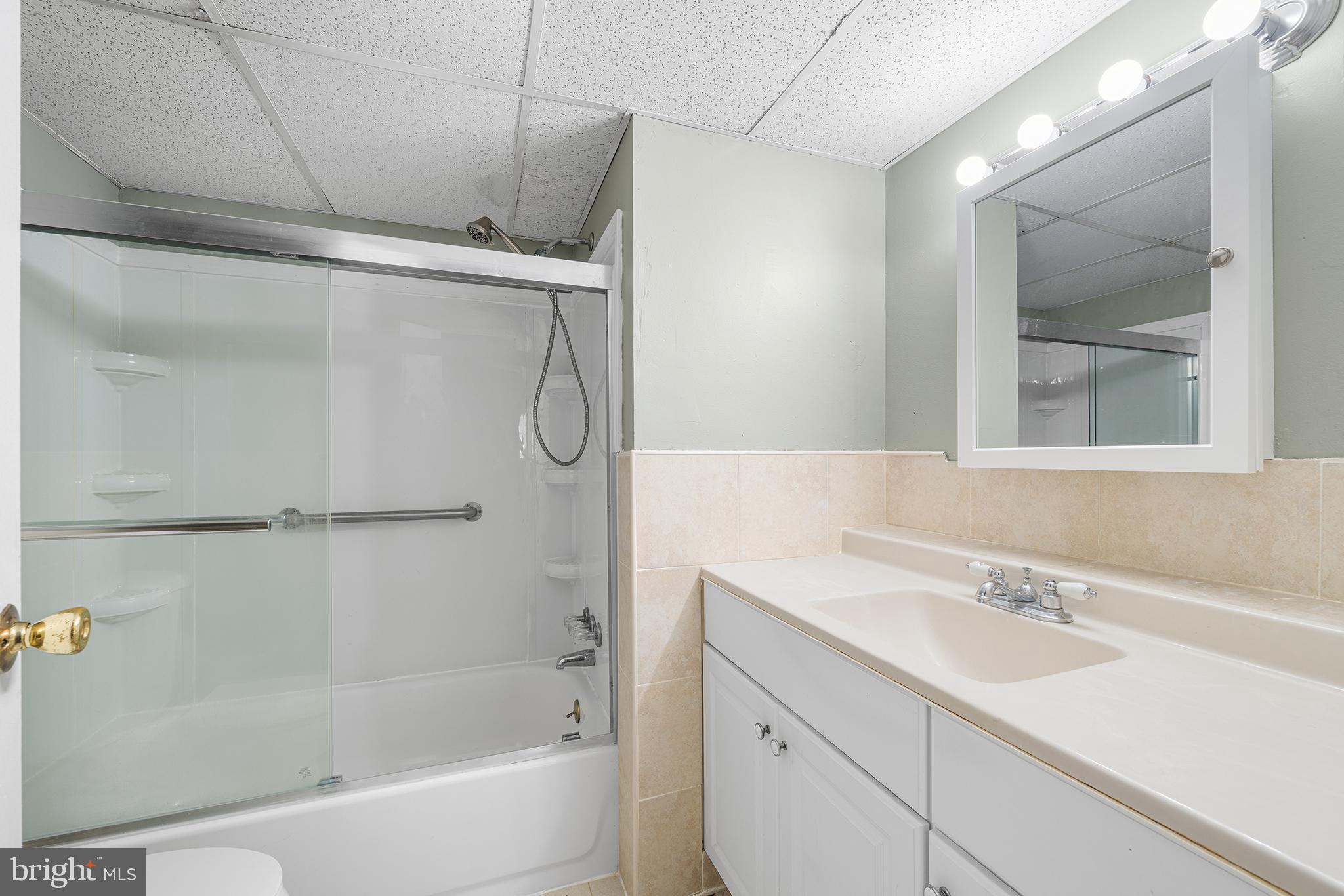 400 Glendale Road, Unit H30 Havertown, PA 19083 - Photo 13 of 22 a bathroom with a sink and a mirror