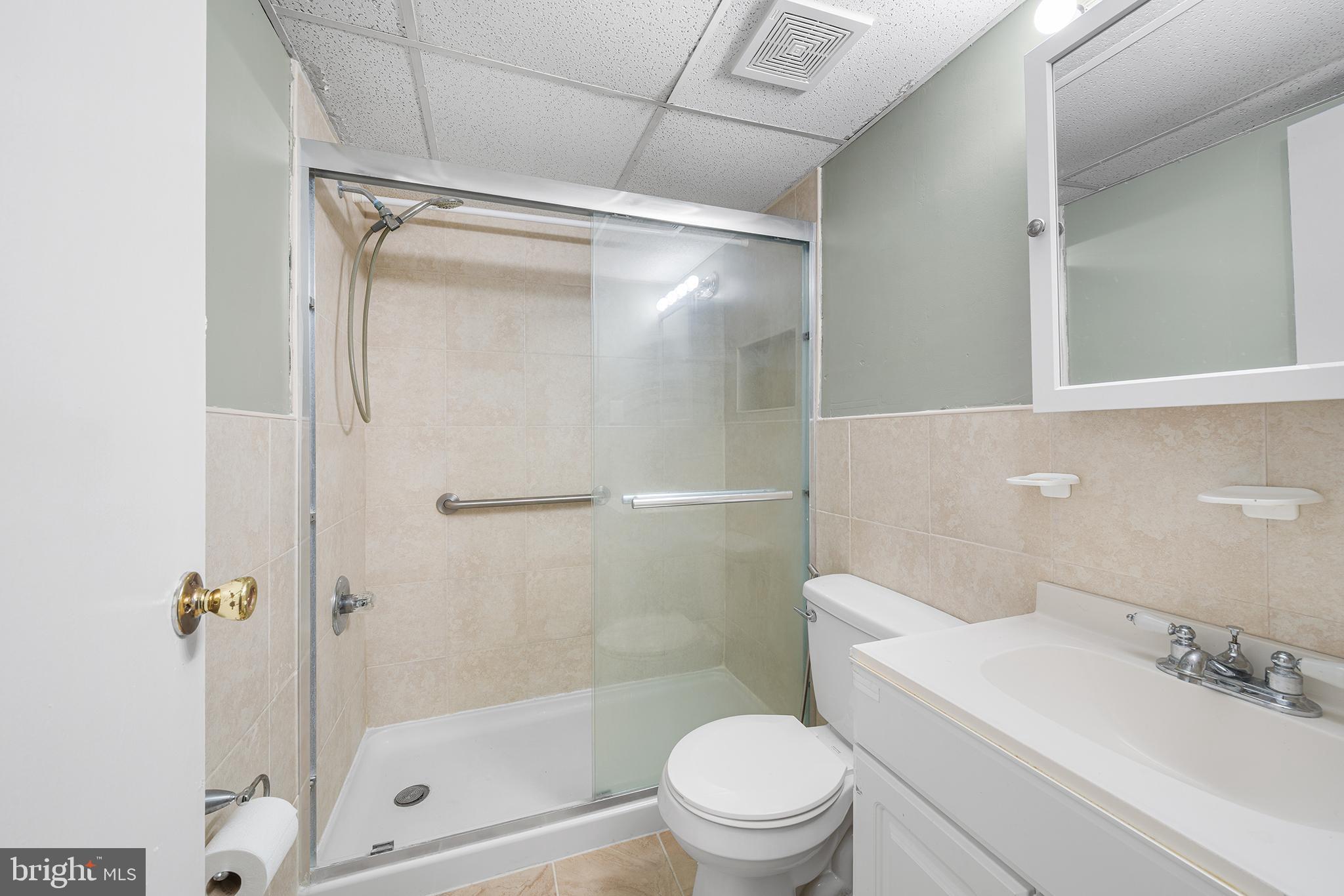 400 Glendale Road, Unit H30 Havertown, PA 19083 - Photo 15 of 22 a bathroom with a shower and a toilet