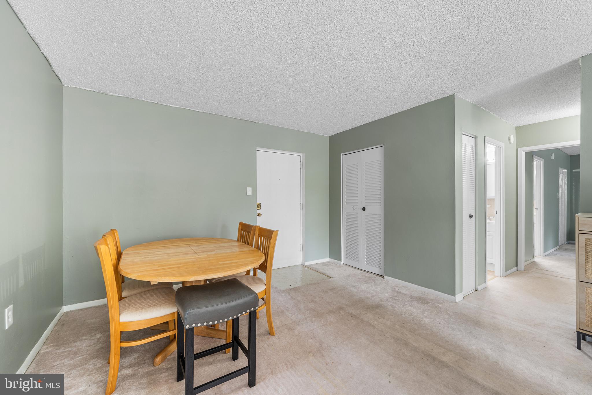 400 Glendale Road, Unit H30 Havertown, PA 19083 - Photo 5 of 22 a dining room with furniture and window