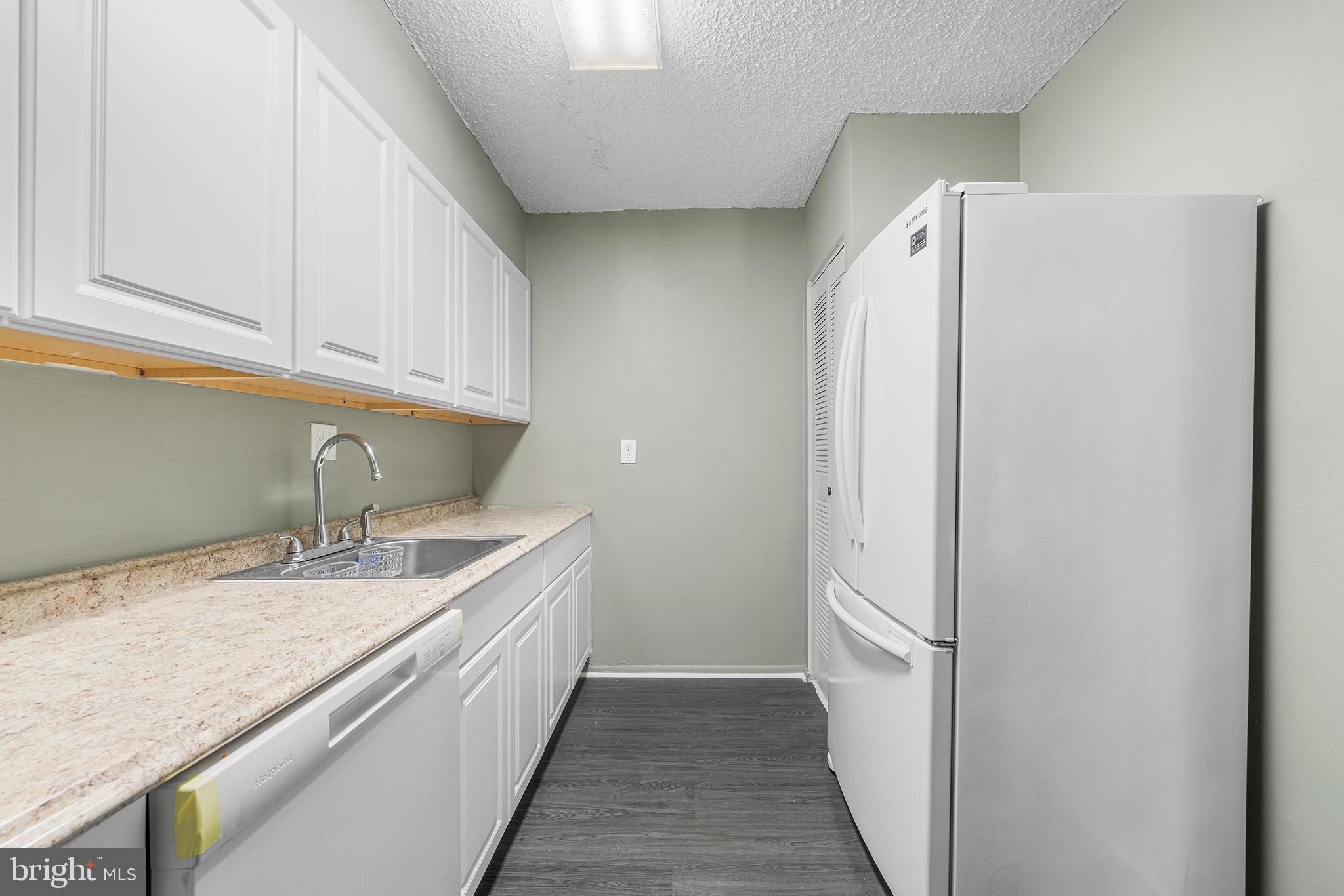400 Glendale Road, Unit H30 Havertown, PA 19083 - Photo 7 of 22 a kitchen with a refrigerator and a sink