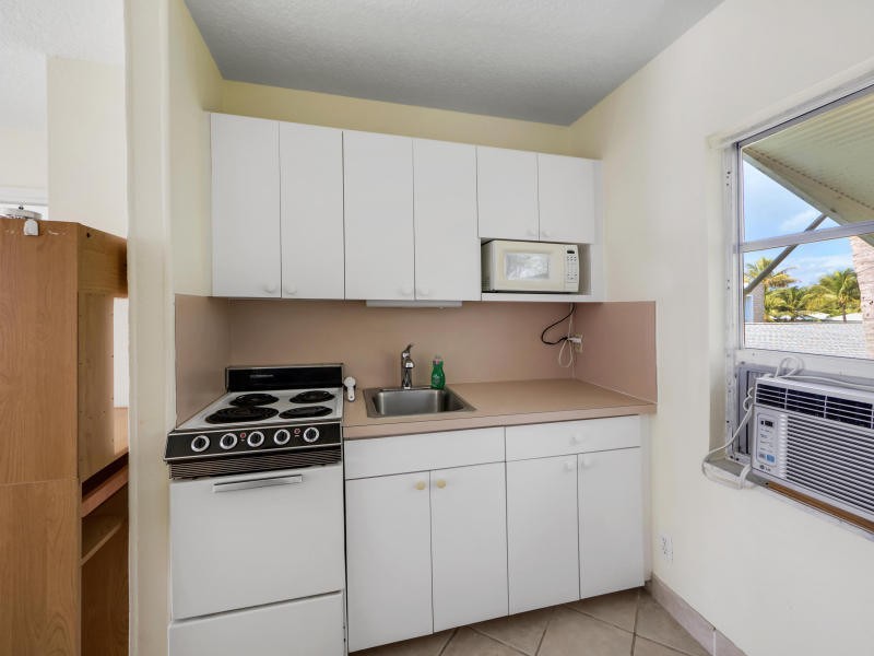 206 Inlet Way, Unit 8 Palm Beach Shores, FL 33404 - Photo 4 of 12 206 Inlet Way 8-5