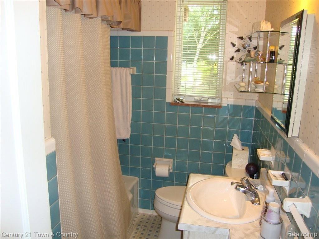 1918 Willowood Drive Rochester, MI 48307 - Photo 23 of 46 BATH