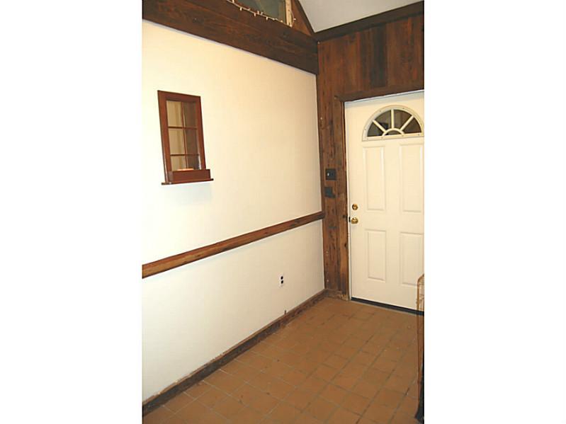 181 Seavey Road Pittsburgh, PA 15223 - Photo 2 of 19 Entry/Foyer.