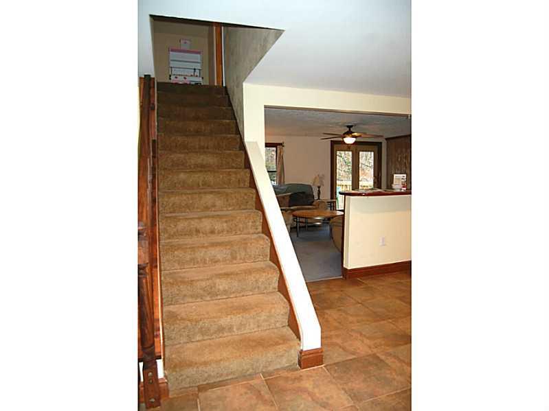181 Seavey Road Pittsburgh, PA 15223 - Photo 4 of 19 Entry/Foyer.