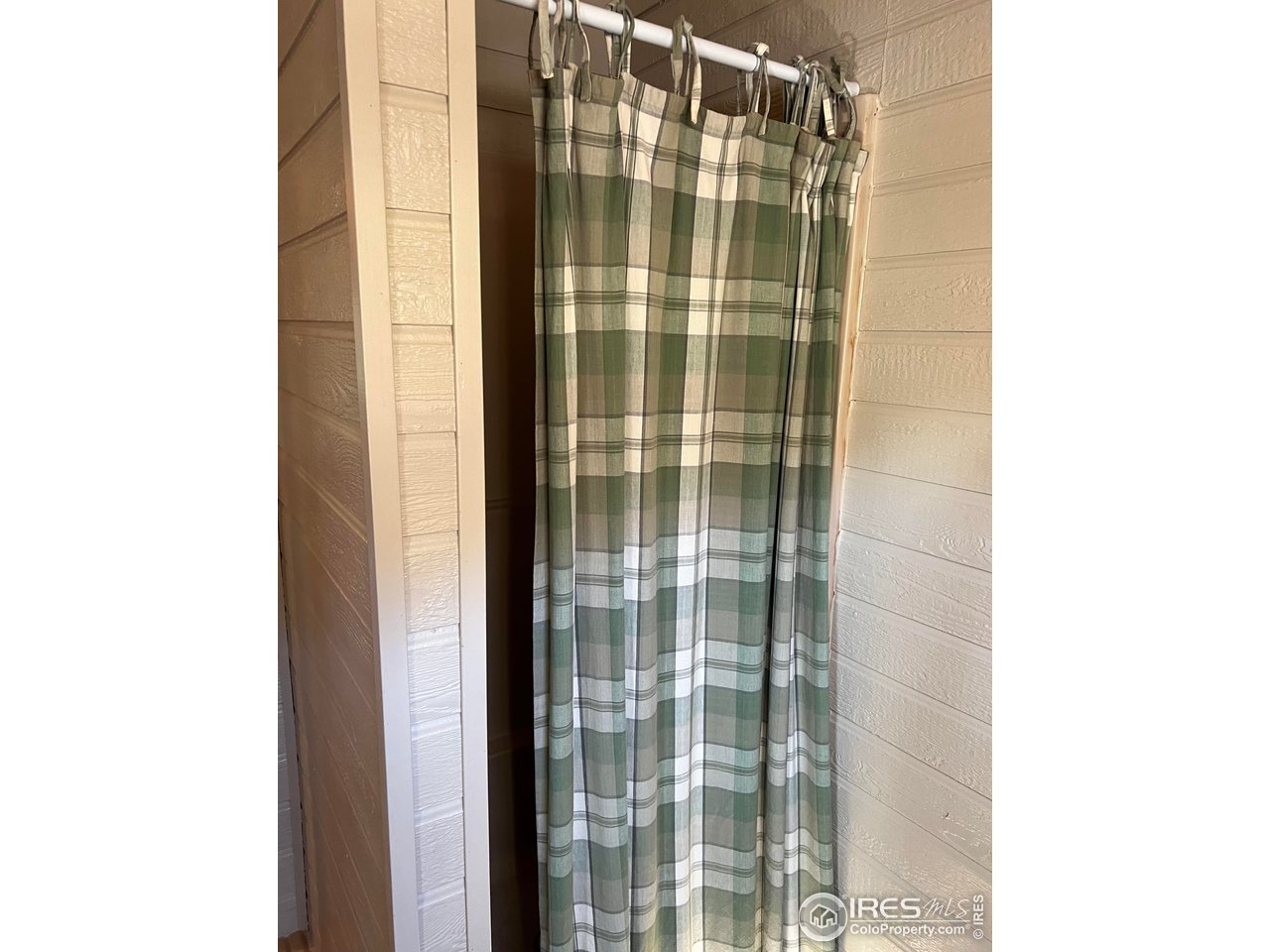 2880 Fire Rte 15 Bellvue, CO 80512 - Photo 27 of 40 main level bath