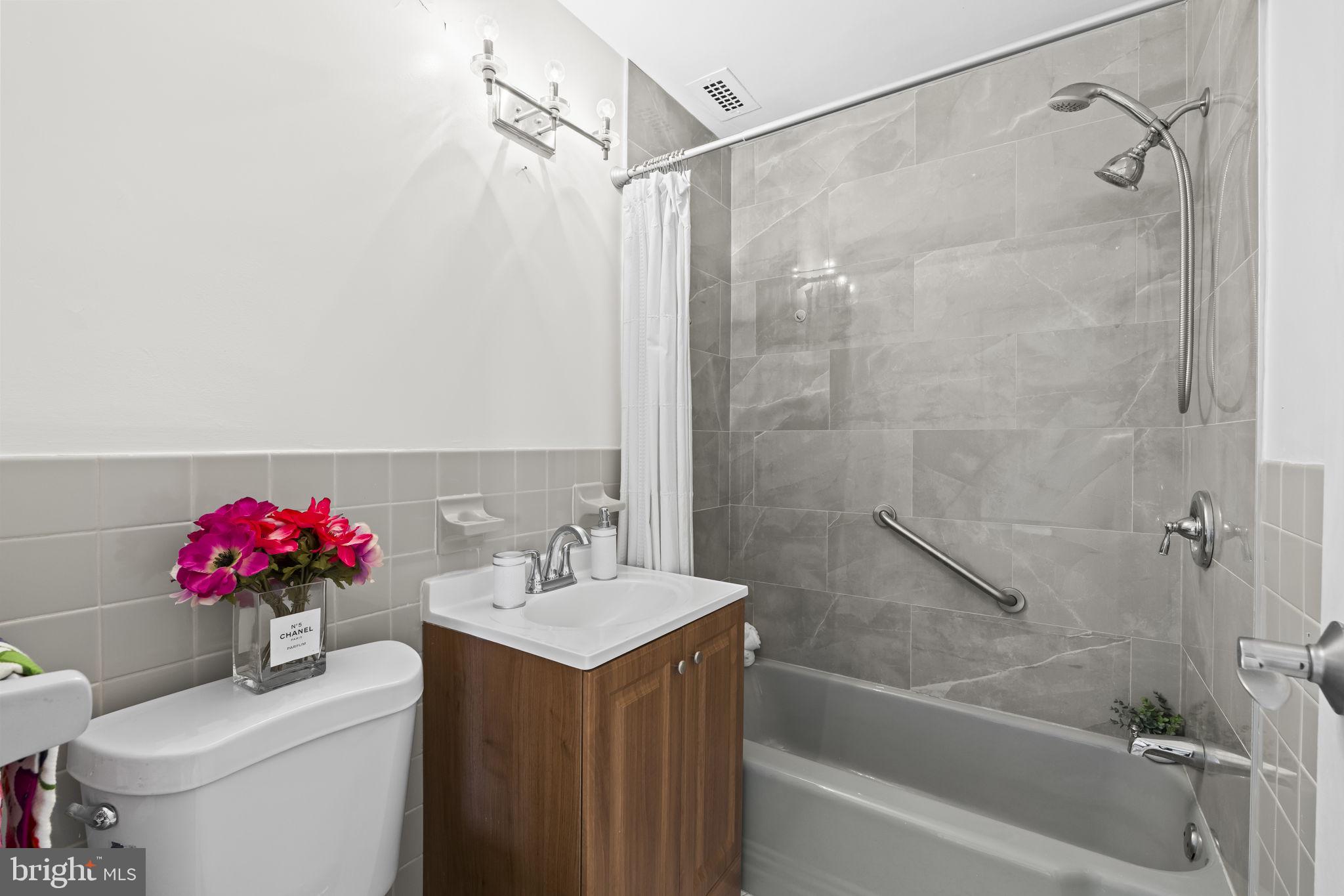 2829 Connecticut Avenue Northwest, Unit 503 Washington, DC 20008 - Photo 19 of 28 Full bathroom