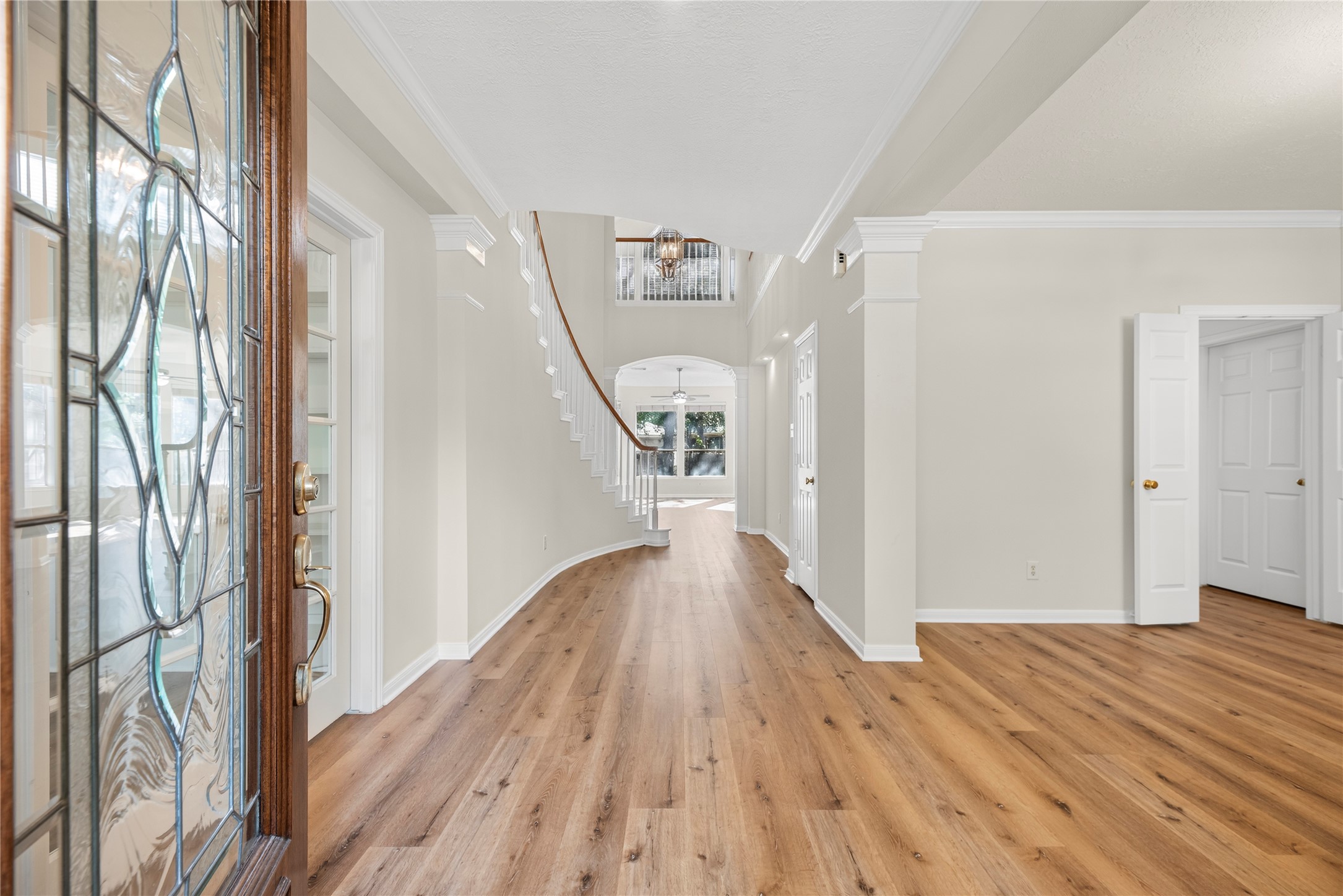 25830 Clear Springs Way Spring, TX 77373 - Photo 4 of 25 Beautiful entry with laminate flooring and neutral interior paint.