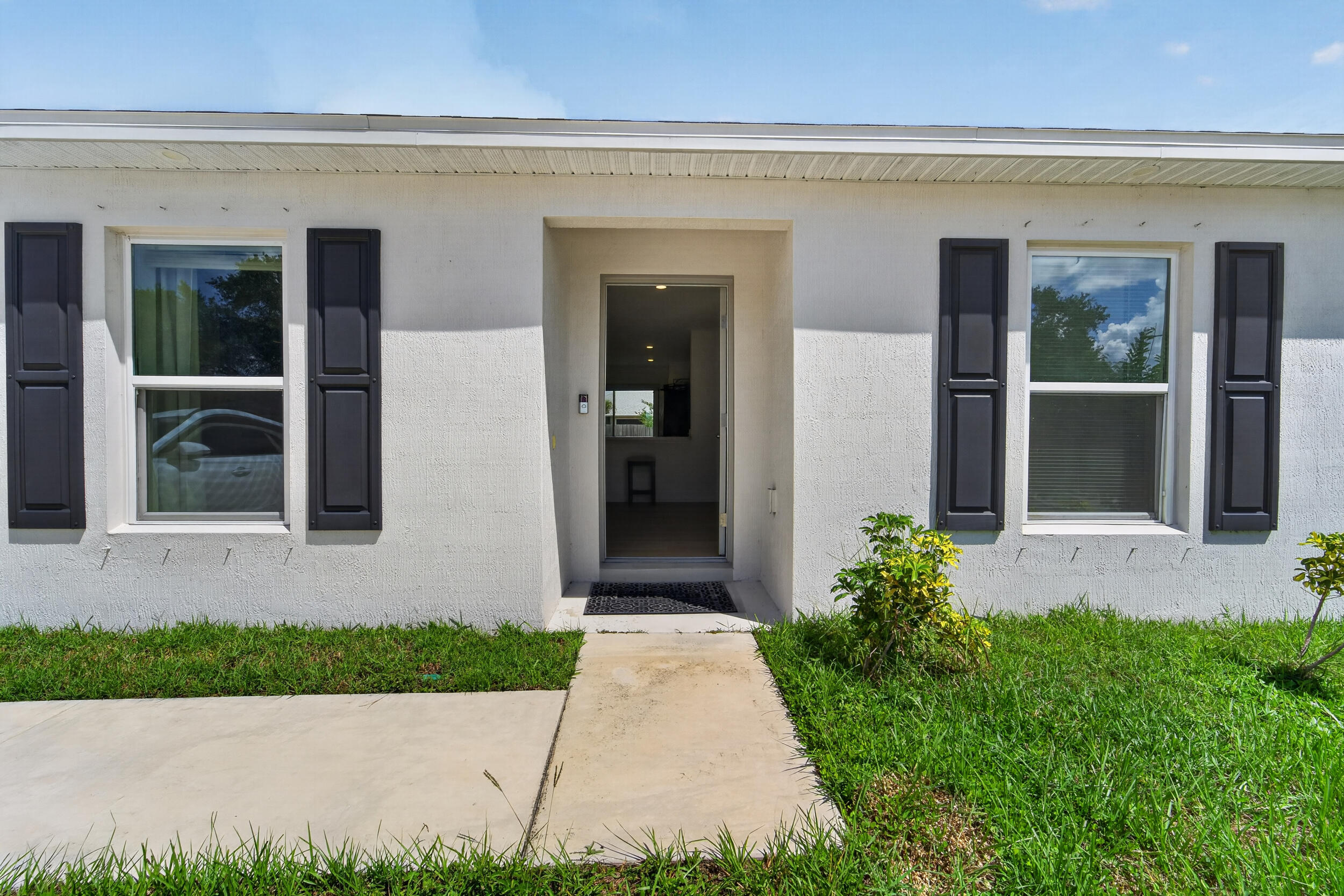 1051 Southwest Becker Road Port St. Lucie, FL 34953 - Photo 4 of 37 4_dsc00686