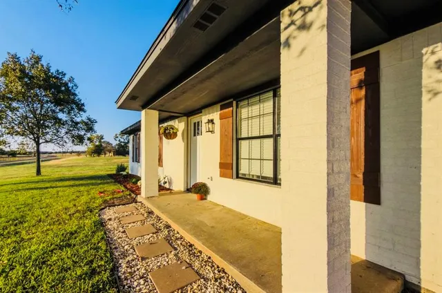 a view of an house with backyard and swimming pool