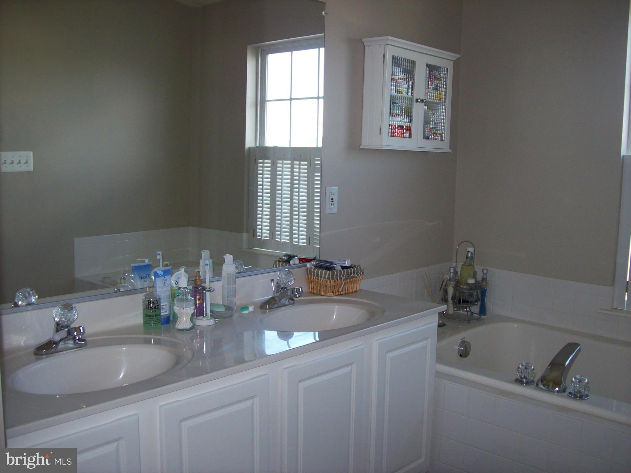 672 Orchard Ridge Drive, Unit 200 Gaithersburg, MD 20878 - Photo 23 of 29 Bath (Master)