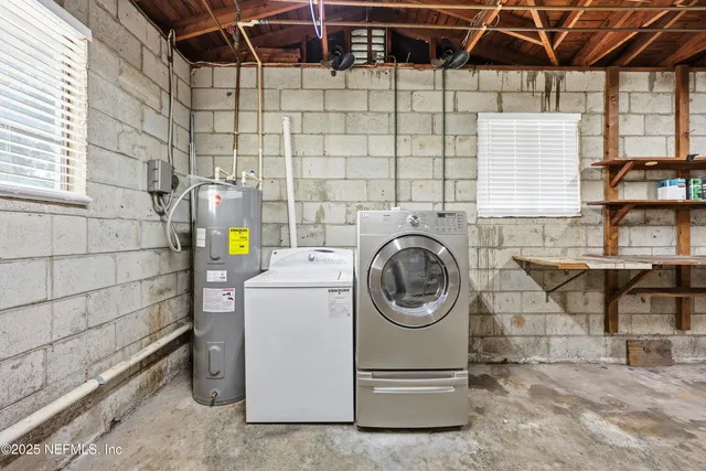 a view of a garage room with wooden roof