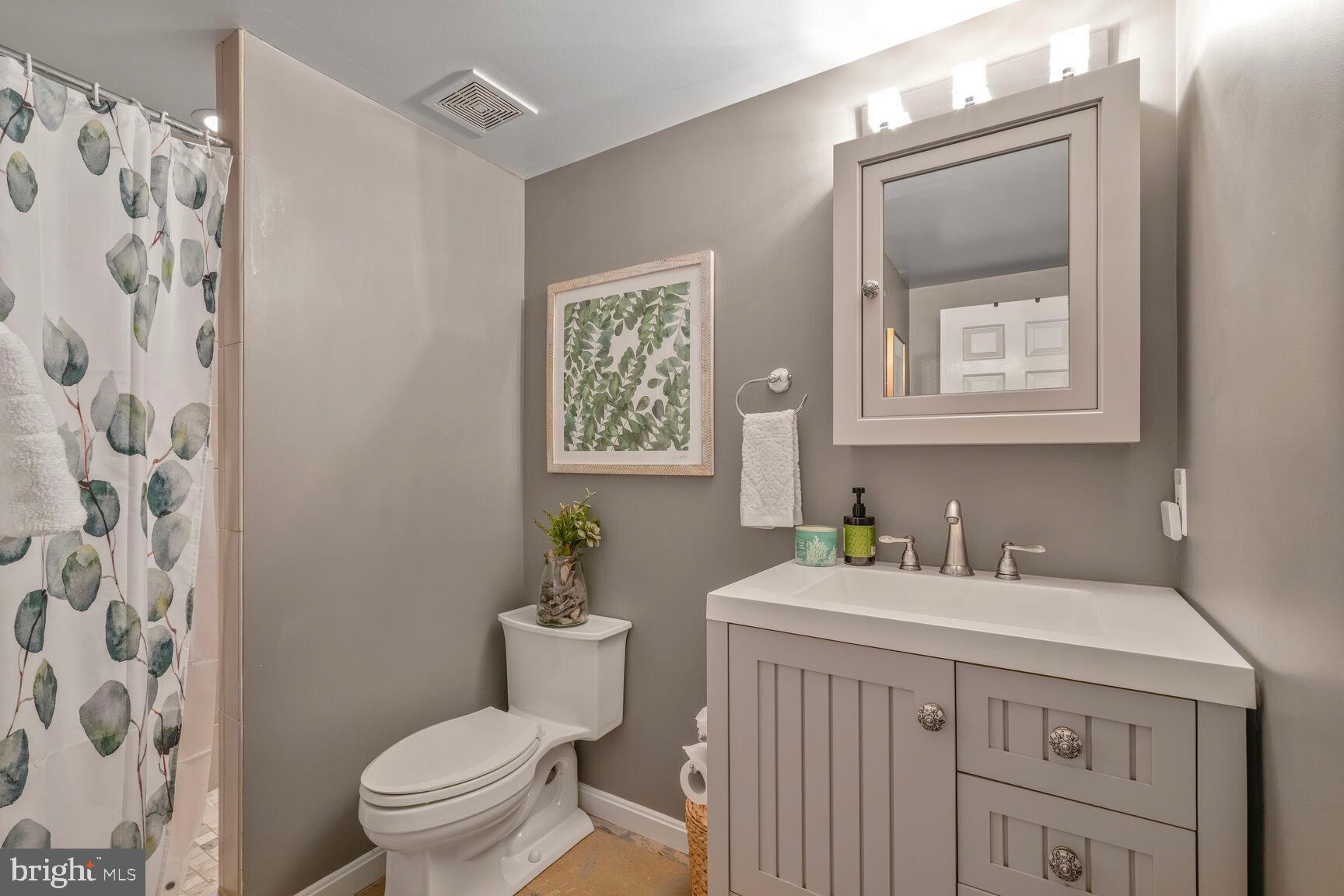 2327 North Glebe Road Arlington, VA 22207 - Photo 20 of 25 a bathroom with a sink toilet and vanity