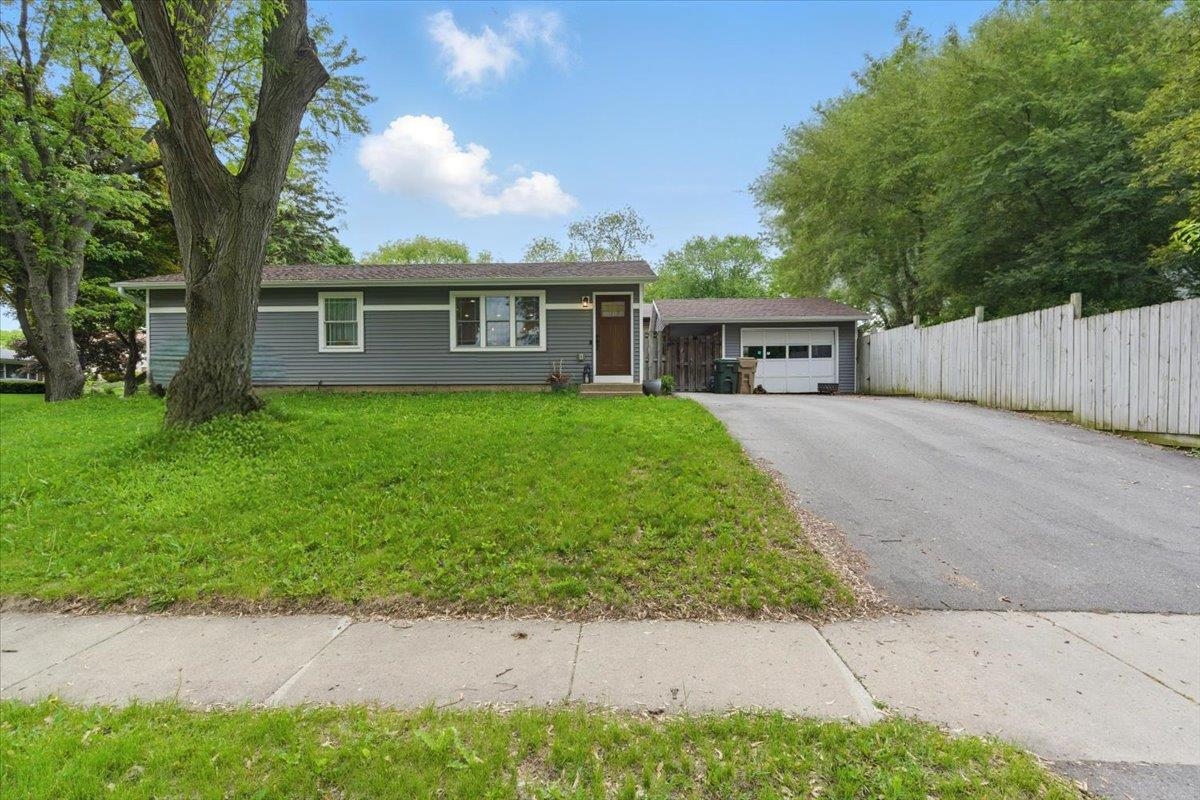 5 Daffodil Lane Madison, WI 53714 - Photo 3 of 27