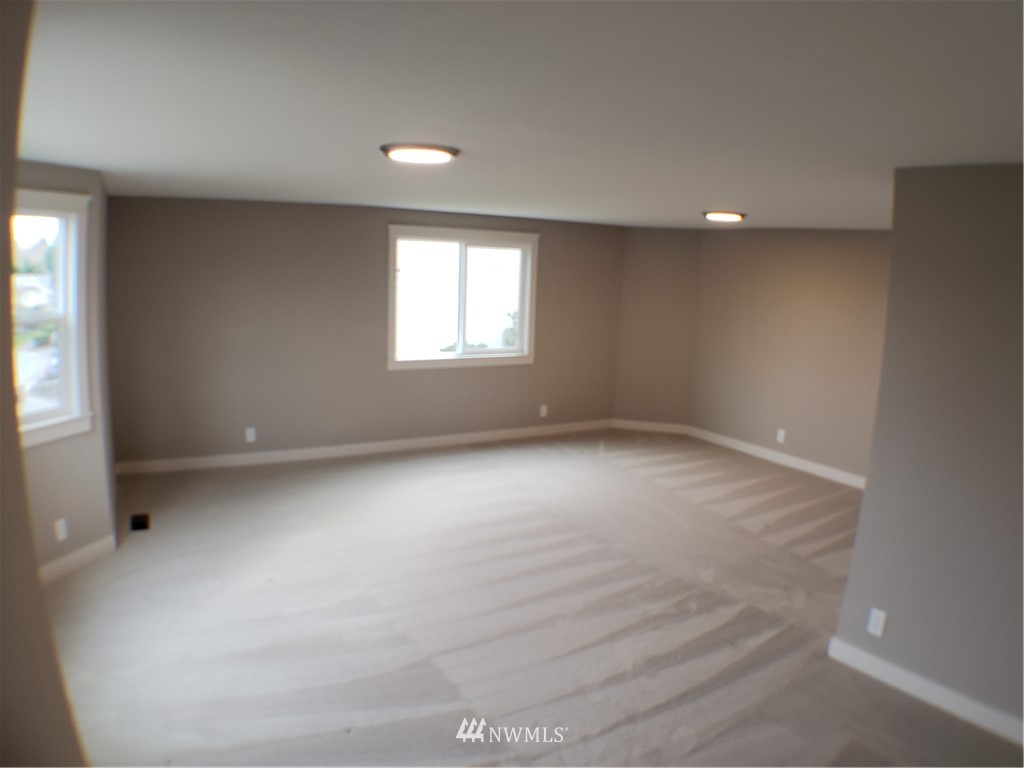 502 224 Place Southeast Bothell, WA 98021 - Photo 19 of 39 an empty room with a window