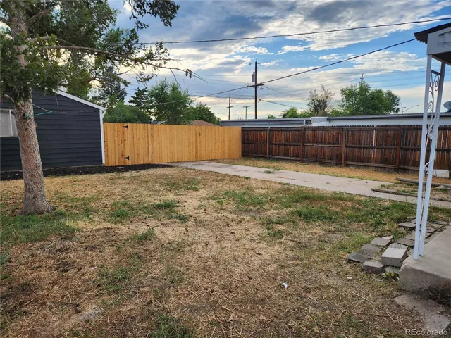 a view of a backyard