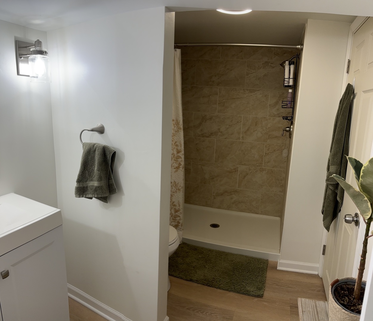 201 Kent Road McHenry, IL 60051 - Photo 14 of 25 a bathroom with a shower