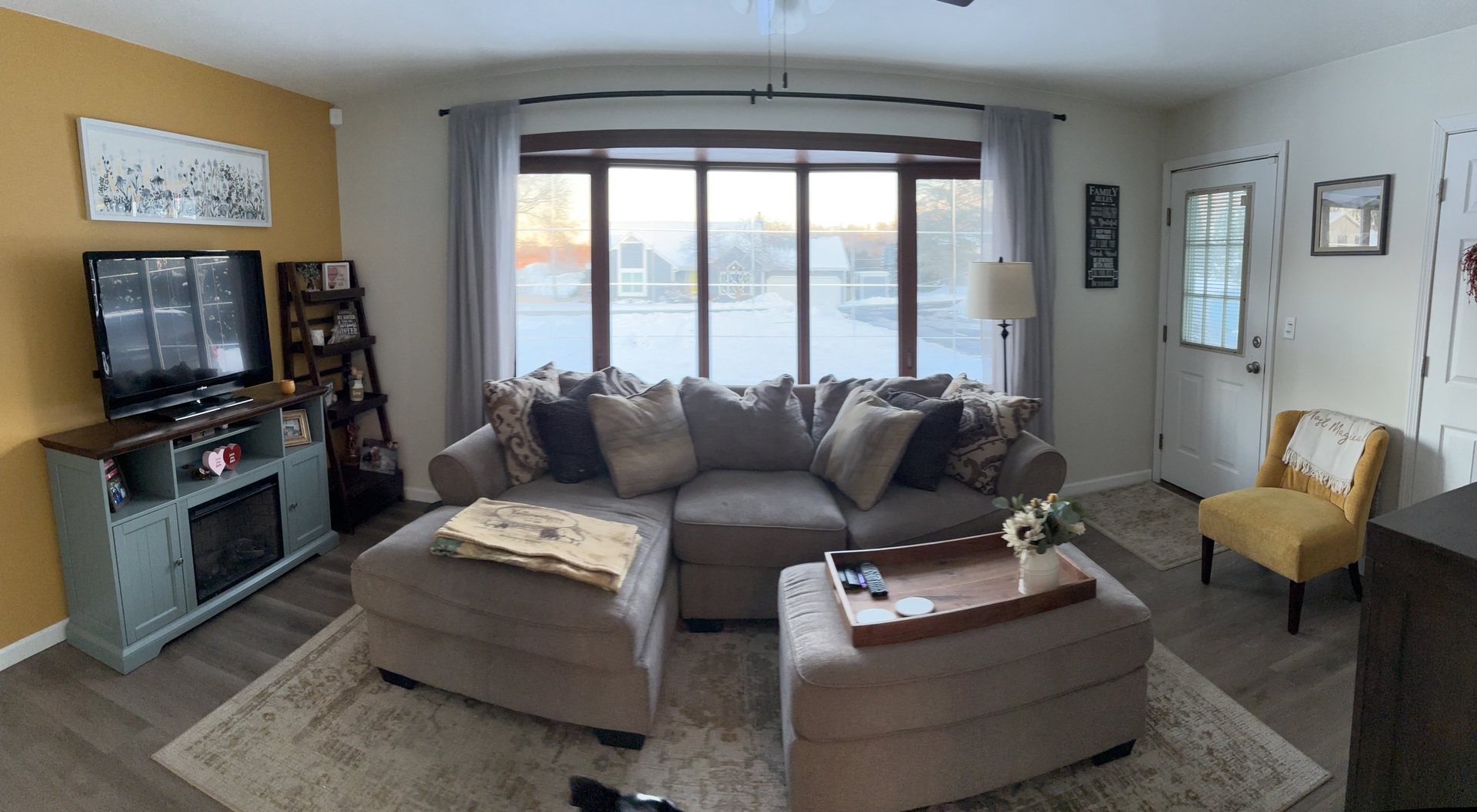 201 Kent Road McHenry, IL 60051 - Photo 17 of 25 a living room with furniture and a flat screen tv