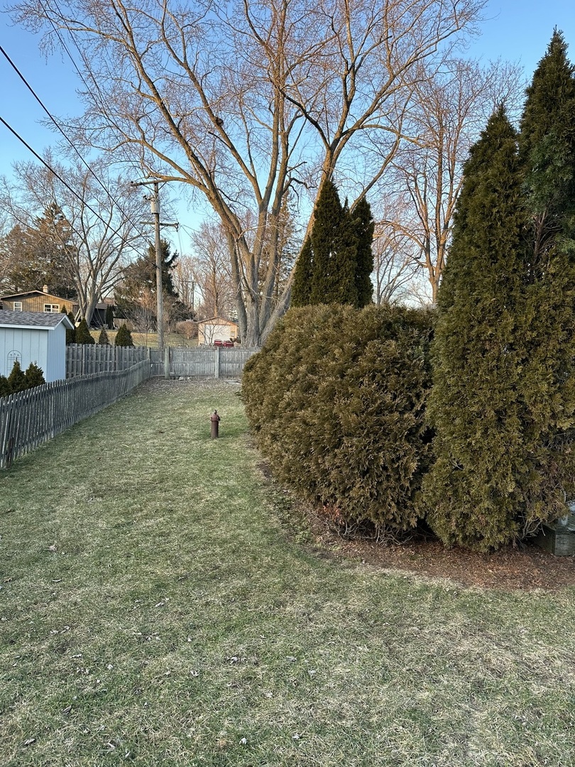 201 Kent Road McHenry, IL 60051 - Photo 3 of 25 a backyard of a house with lots of green space