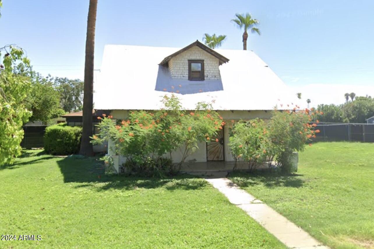 4123 North 10th Street Phoenix, AZ 85014 - Photo 2 of 3 a view of a back yard of the house