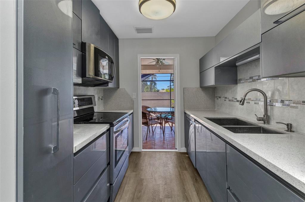 428 Briarwood Road Venice, FL 34293 - Photo 17 of 41