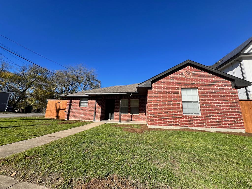 601 Short Street McKinney, TX 75069 - Photo 3 of 28 a front view of a house with a yard
