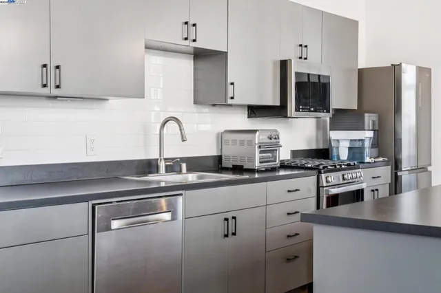 $898,000 | 247 4th Street, Unit 202, Oakland, CA 94607