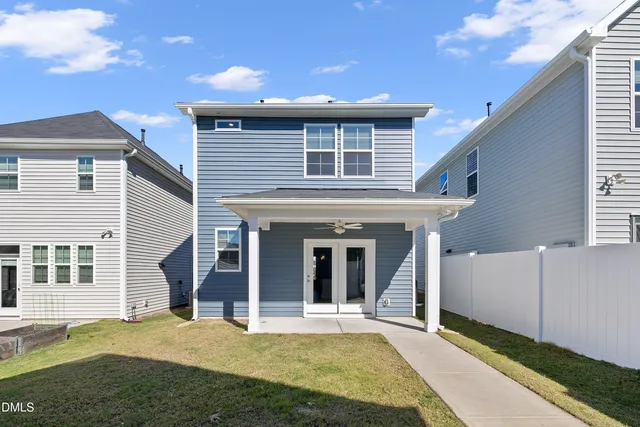 a view of a house with backyard and porch