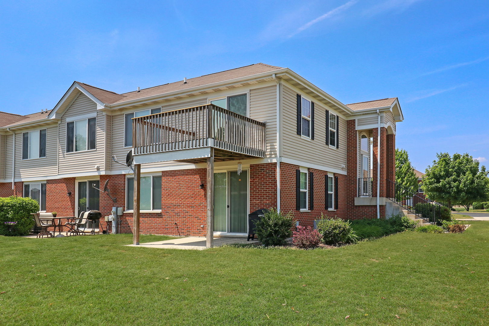 1117 Draper Road McHenry, IL 60050 - Photo 2 of 26 a front view of a house with a garden