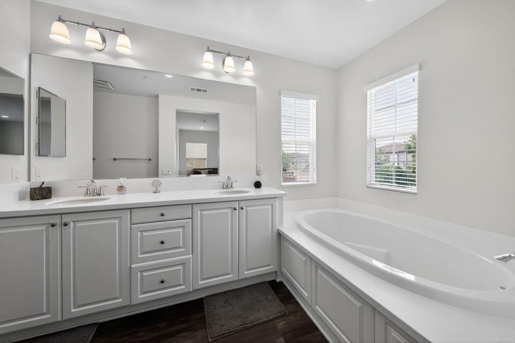 21641 Trail Ridge Drive Escondido, CA 92029 - Photo 19 of 43 a bathroom with a tub a sink and mirror
