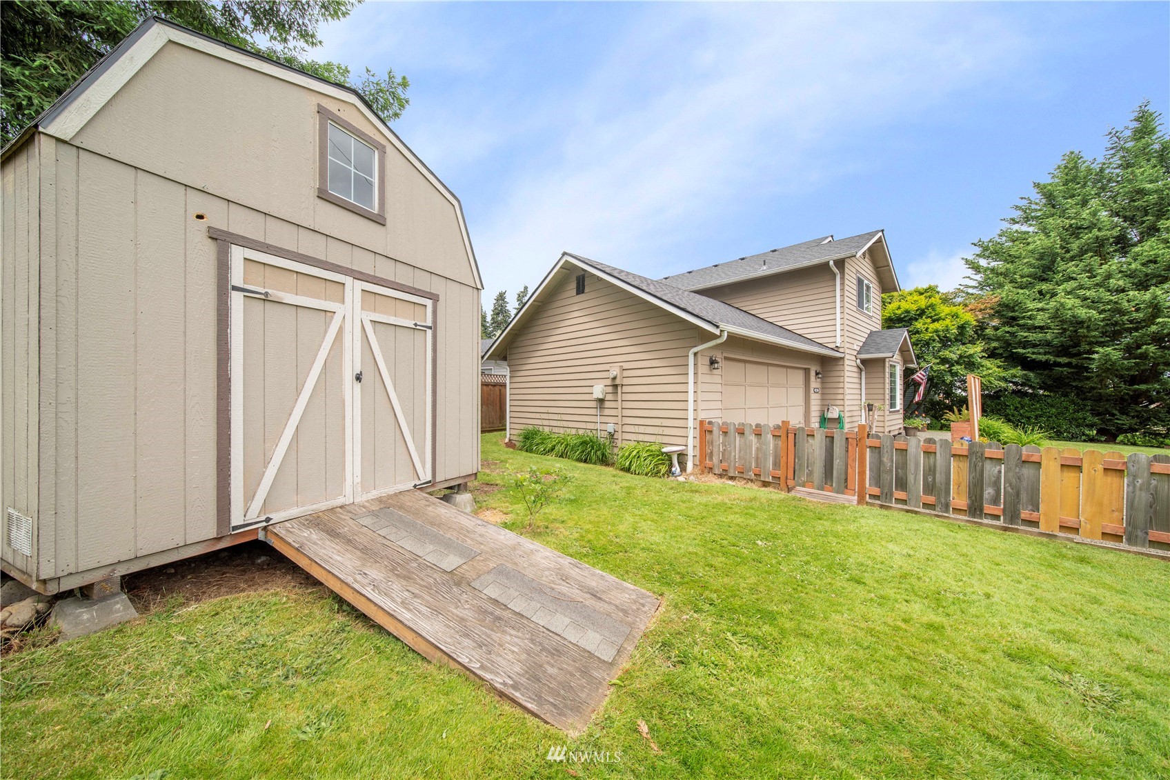 6018 Lowell Road Everett, WA 98203 - Photo 18 of 21 a view of a backyard of the house