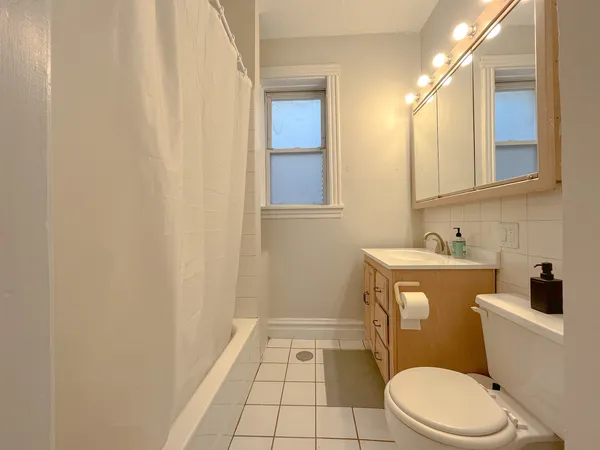 $2,700 | 2442 North Ashland Avenue, Unit 2, Chicago, IL 60614